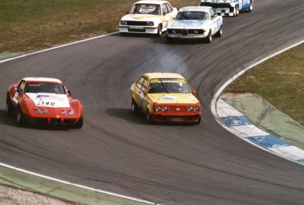 Ford Escort und Chevrolet Corvette