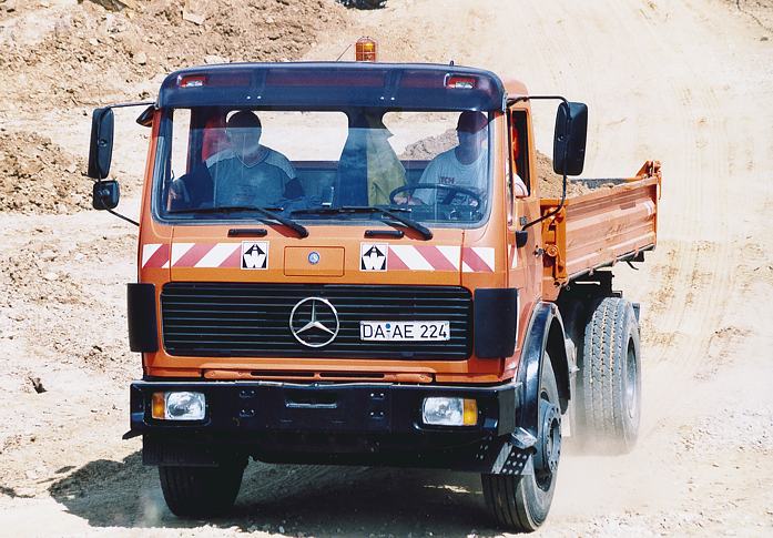 MercedesFrontlenkerorange.jpg