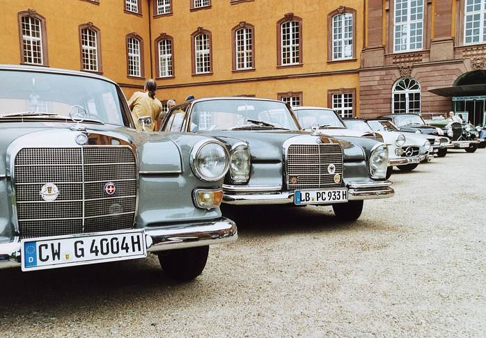 MercedesReihe2.jpg