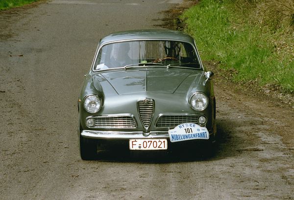 AlfaRomeoGiulia_101.jpg