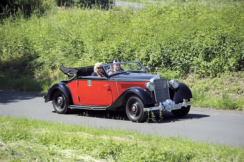 Mercedes_230_68_a.jpg