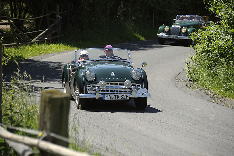 Triumph_128_a.jpg