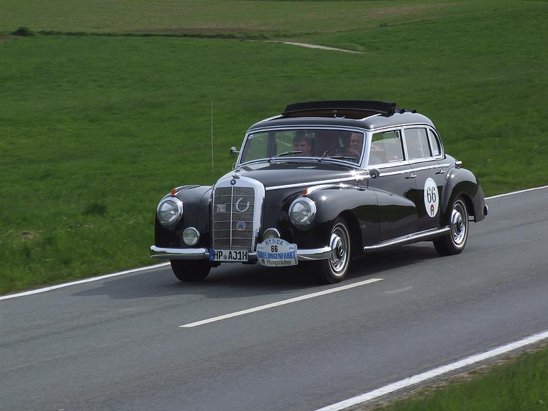 Mercedes300_66.jpg